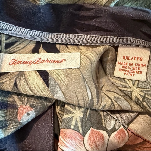 Tommy Bahama Men’s 100% Silk Hawaiian Shirt in Size XXL - Picture 7 of 8